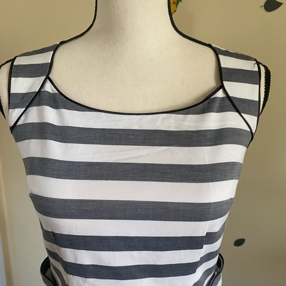 Great dress for daytime occasions. Beautiful fabric fully lined. - Picture 4 of 8